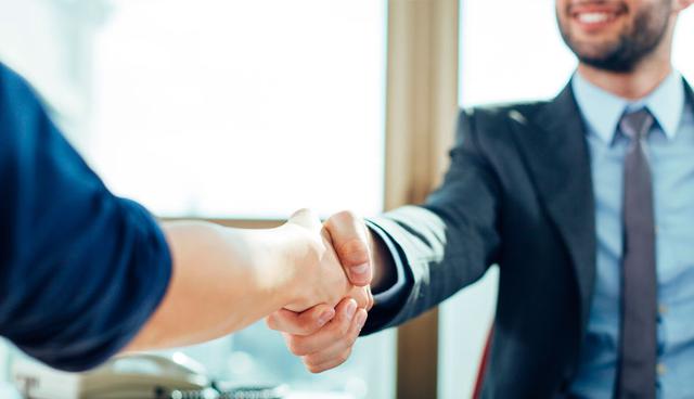 FOTO 3 | En público o en privado. Sobre este aspecto, lo cierto es que los expertos no se ponen de acuerdo. El sentir general es que si la discusión o el conflicto que genera las disculpas ha tenido testigos o se ha realizado en público, las disculpas también lo deben ser. Por ejemplo, aprovecha una reunión para hacerlo: “Antes de arrancar con la reunión, quisiera disculparme con todos vosotros (o con menganito) por mi actitud del otro día/por la discusión de la anterior reunión...” Pero si el hecho ha sido privado, la disculpa también debe ser privada. Eso sí, mejor en persona que por whats app o por llamada telefónica, aunque depende de la confianza con la otra persona. Si vamos a tardar en volver a verla, es mejor recurrir a una de estas dos vías antes que dejar pasar mucho tiempo. (Foto: Difusión)