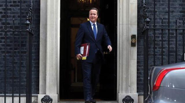 13 de julio. James Cameron presenta su dimisión ante la Reina Elizabeth II. Theresa May anuncia a David Davis como el ministro del Brexit.