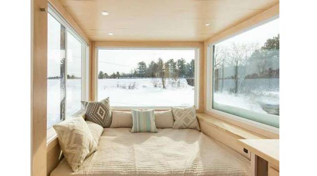 El otro extremo de la cabina es una verdadera joya, ya que cuenta con una cama matrimonial que da al exterior. ¿Te imaginas despertar con esa increíble vista cada mañana?