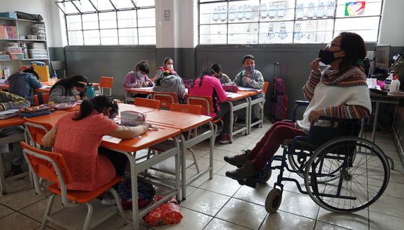 El Ministerio de Educación (Minedu) y el Sindicato Unitario de Trabajadores en la Educación del Perú (SUTEP) suscribieron el convenio colectivo para el periodo 2022-2023 que establece, entre otros puntos, el otorgamiento de una bonificación excepcional de S/ 950 para docentes y auxiliares nombrados y contratados. (Foto: Minedu)