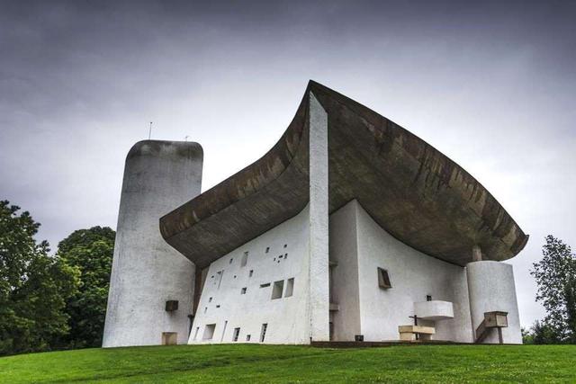 FOTO 9 | 9. Notre Dame du Haut, Francia. La capilla de Notre Dame du Haut es una iglesia situada en la colina de Bourlémont, en Ronchamp. Construida entre 1950 y 1955 por Le Corbusier, es una capilla de culto católico muy conocida, siendo un centro de peregrinación y un lugar muy importante para Le Corbusier para adorar el sol.