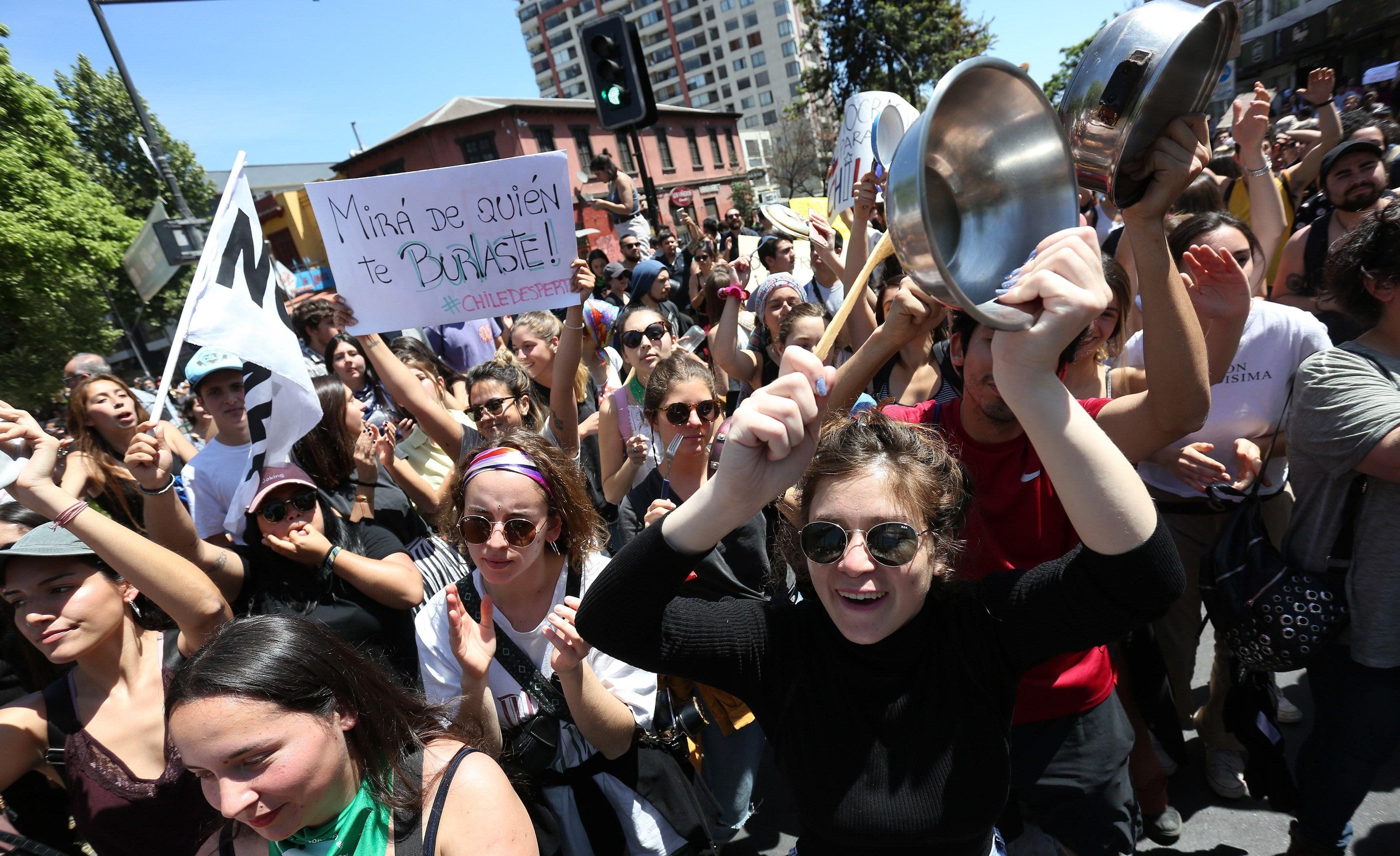 Cientos de personas se manifiestan durante una jornada de protestas este lunes en Santiago. (EFE/Elvis González).