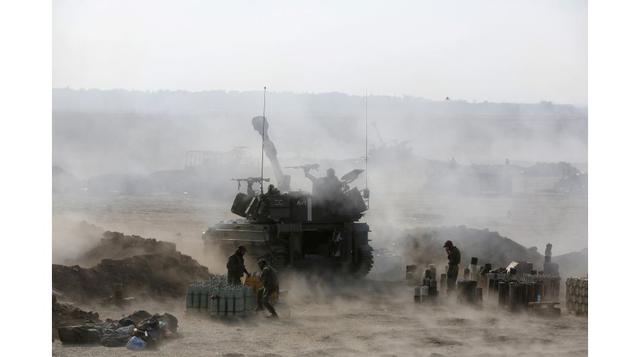 Una unidad israelí dispara artillería sobre Gaza. (Foto: Reuters)