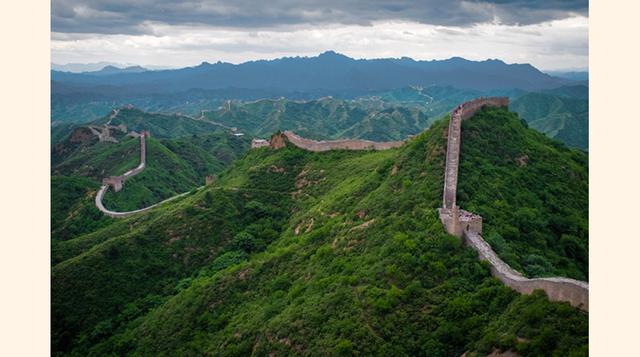 China , 55.6 millones de visitantes. Los turistas buscan adentrarse a la historia y cultura de china y sus destinos más buscados con la muralla china y Hong Kong.