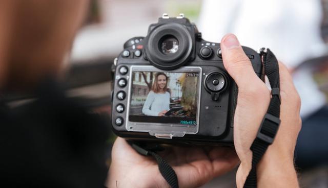 FOTO 12 | 12. Vende fotografías profesionales en línea. Otro camino para generar ingresos pasivos es aprovechar sitios de venta de fotografías como iStock o Shutter Stock para ganar dinero mientras duermes. Claramente necesitas entender de fotografía y saber manejar Photoshop si quieres tener éxito en este negocio.

Hay mucha competencia en este trabajo, sin embargo, si tienes un buen ojo para la fotografía, vender tus fotos digitalmente se te dará de forma natural. Hazte muy bueno con el software de edición de fotos y encuentra un nicho para tus fotografías. Ya sean retratos, paisajes, negocios o cualquier cosa, encuentra tu nicho y apégate a él. (Foto: Storyblocks)
