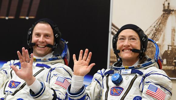 Los astronautas Christina Hammock Koch y Nick Hague. (Foto: AFP)