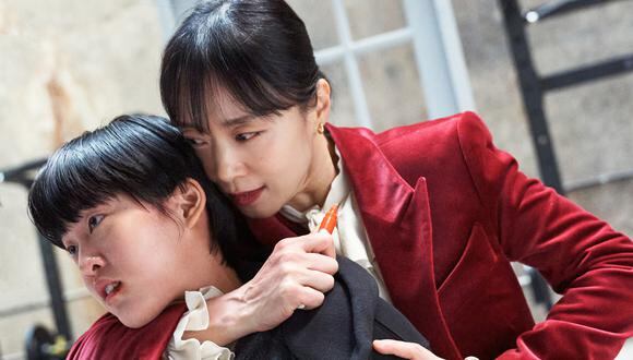 Lee Yeon como Kim Young-ji y Jeon Do-yeon como Gil Boksoon en "Boksoon debe morir". Doce días después de su lanzamiento en Netflix, la ficción sumó 25.71 millones de horas vistas a nivel global. (Foto: Netflix)