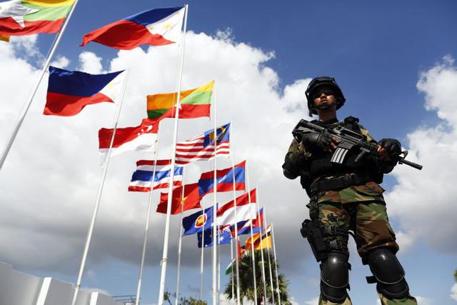 Asociación de Naciones del Sureste Asiático (Asean): incluye a Brunéi, Camboya, Indonesia, Laos, Malasia, Birmania, Filipinas, Singapur, Tailandia y Vietnam. Reagrupamiento político en un primer momento, esta zona de libre comercio sigue en construcción. 