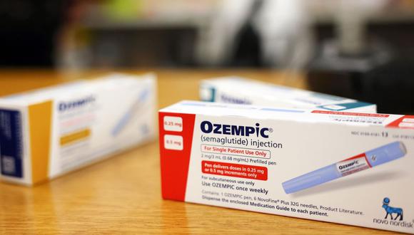 En esta ilustración fotográfica, cajas del medicamento para la diabetes Ozempic están en el mostrador de una farmacia el 17 de abril de 2023 en Los Ángeles, California.