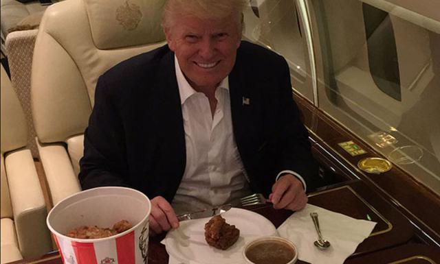 Durante su campaña, Trump apareció en su avión privado comiendo unos pollos de una conocida cadena de estos productos. En una entrevista al tabloide británico Daily Mail, Trump reveló su preferencia por estos alimentos es porque "es rápido". (Fo