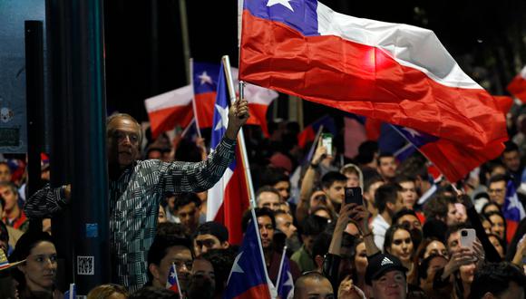 El 62% de la población rechazó la propuesta de la nueva Constitución en Chile, lo que ha llevado a hacer ajustes en su gobierno al presidente Gabriel Boric.  (Photo by CLAUDIO REYES / AFP)