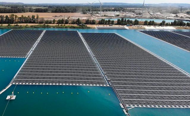 Los paneles solares fotovoltaicos flotantes en la central eléctrica O'Mega1 de Piolenc, en el sur de Francia, el 30 de julio de 2019. (Foto: AFP)