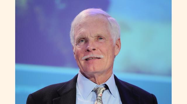 TED TURNER, Entró en el sector de los medios en la década de los 70 y revolucionó la industria con la creación de CNN, el primer canal de televisión por cable de noticias. La fusión entre AOL (empresa de servicios de Internet) y Time Warner fue cosa suya.