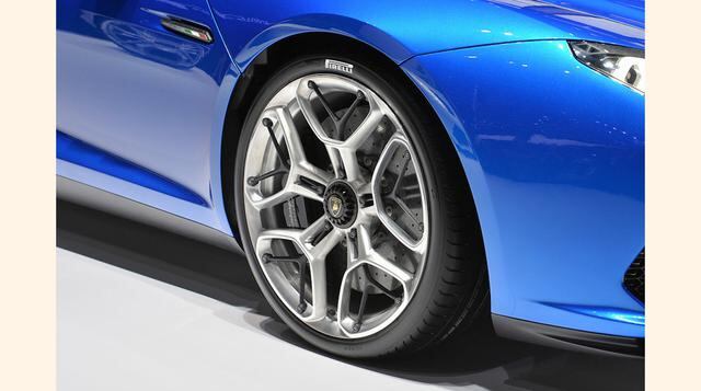 Detalle de los neumáticos Pirelli de alto rendimiento y los enormes discos de frenado con lo que está equipado el Asterion. (Foto: Megaricos)