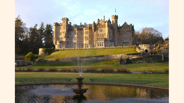 Skibo Castle, Reino Unido. El castillo fue en otro tiempo el hogar del famoso industrial Andrew Carnegie y data de 1211. Actualmente, lo gestiona el Carnegie Club. Siéntete un miembro de la realeza montando a caballo, practicando tiro al pichón o jugando 