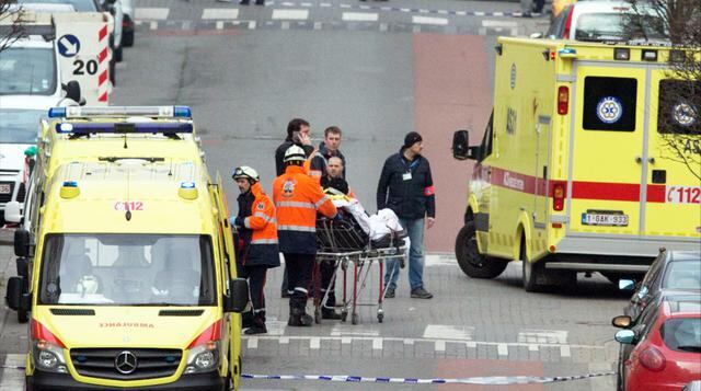 Los servicios de emergencia evacúan a una víctima en camilla tras una explosión en una estación de en Bruselas. (Foto AP / Virginia Mayo)