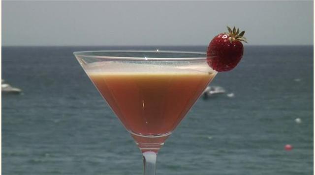 Ménage a trios, Si de lujo, glamour y extravagancia se trata, Las Vegas no podía quedarse fuera. Y, en efecto, tiene una de los cocteles más caros del mundo: Ménage a trois, de US$ 3,000, que se sirve en el espléndido hotel Wynn. Esta preparación incluye 