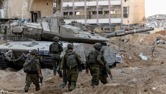 Soldados israelíes caminan entre escombros, en medio de la invasión terrestre en curso contra el grupo islamista palestino Hamas en el norte de la Franja de Gaza. (Foto: Reuters)