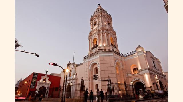 Rodeados de santos limeños. La Iglesia de Santo Domingo es uno de los edificios religiosos más ilustres de Lima. Su gran monasterio se levanta sobre un terreno concedido por Pizarro al fraile dominico Vicente de Valverde, quien le acompañó en la conquista