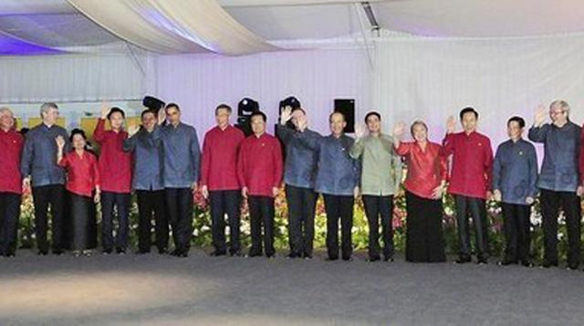 En el 2009, en Singapur, los hombres vistieron camisas de lino al estilo mandarín de diferentes colores, mientras las mujeres lucieron blusas con cuello-V y elaborados bordados de lotos y encajes.