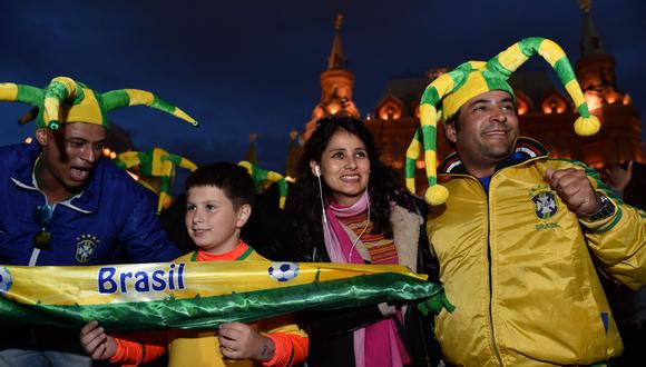 La algarabía de los hinchas brasileños en Rusia no oculta el pesar que sienten sus compatriotas en Sudamérica. (Foto: AFP)