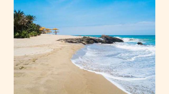 SURF EN MÁNCORA. La playa de Máncora es una de las visitas imprescindibles y no solo para los amantes del surf sino para quienes buscan sol a precios razonables. Este destino situado en la mitad del Pacifico atrae a grupos de jóvenes y familias en busca d