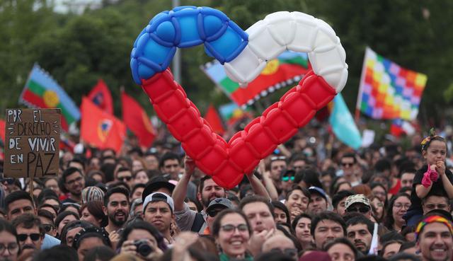 Uno de los momentos más emotivos llegó en el minuto silencio que se guardó por los al menos 19 muertos que han dejado estas protestas. (Foto: EFE)