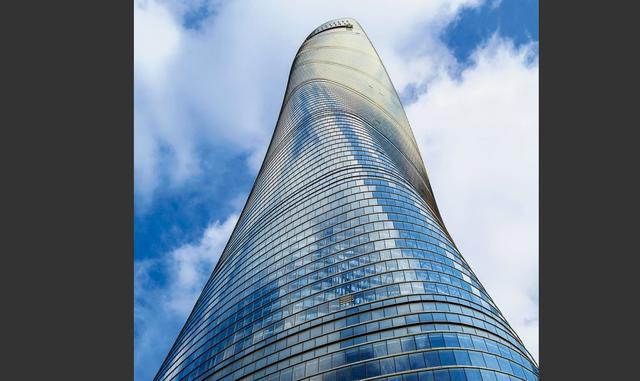 FOTO 5 | La plataforma de observación se abrió al público en abril, pero no fue hasta junio que fue aprobada por las autoridades de seguridad contra incendios, de acuerdo con la estatal Shanghai Municipal Investment (Group) Corp., uno de los principales inversores de la torre. El edificio fue declarado oficialmente terminado el 18 de julio.