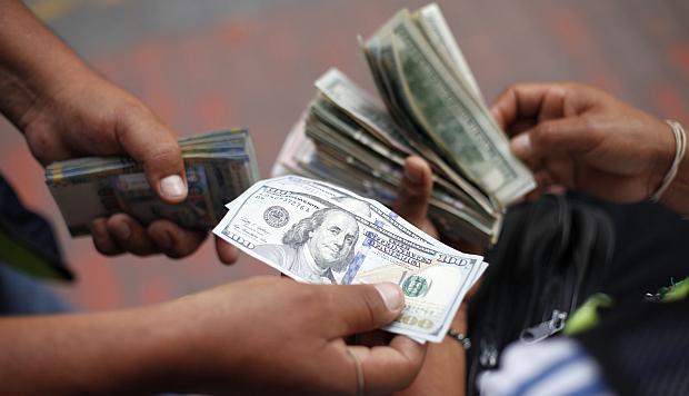 En el mercado paralelo, el tipo de cambio cotizaba hoy a 3.295 soles por dólar la compra y a 3.320 soles por dólar la venta. (Foto: El Comercio)