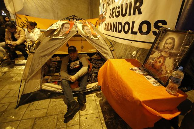 Hasta la carpa instalada por Mark Vito Villanella se acercan simpatizantes y excongresistas fujimoristas que lo respaldan. (Foto: Miguel Bellido / GEC)