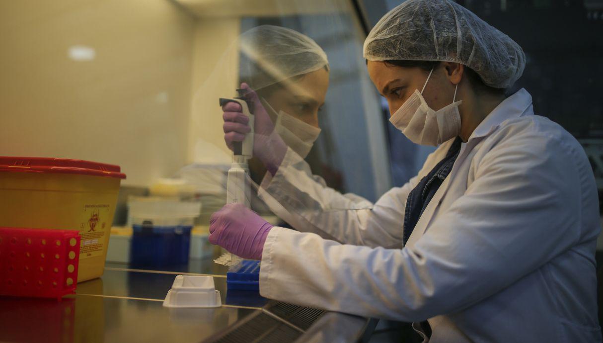 La estrategia buscará minimizar la mortalidad, evitar el colapso de los sistemas de salud, garantizar la protección social de los sectores más vulnerables, activar la productividad y hacer compras unificadas de pruebas rápidas y máquinas de automatización. AP Photo/Emrah Gurel