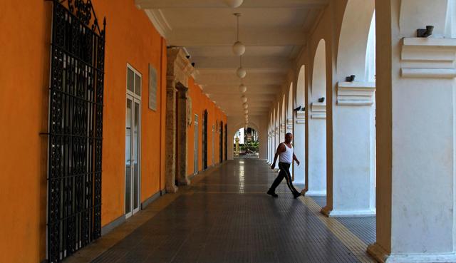 Un hombre es visto caminando en una desolada Cartagena (Colombia). Duque declaró la emergencia sanitaria hasta el 30 de mayo. (EFE/ Ricardo Maldonado Rozo).