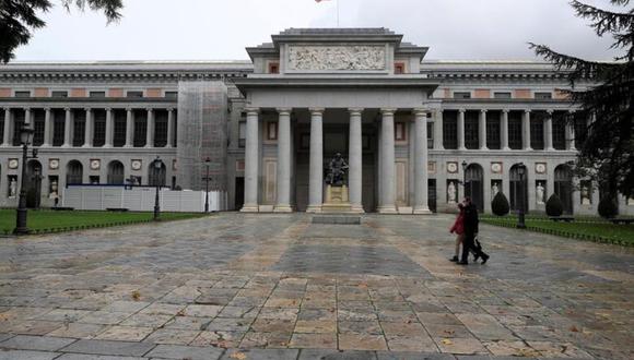 Dos personas pasan ante el Museo del Prado de Madrid. (Foto: EFE/Fernando Alvarado)