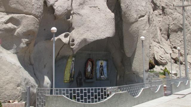 4. Historia. Los lugares que puedes visitar son: el Museo de Sitio (Piedra con jeroglíficos), la Plaza principal e Iglesia colonial y la Capilla de Calango (Capilla de Piedra formada de manera natural en el cerro).