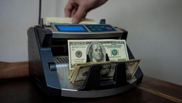 Un trabajador cuenta billetes de 100 dólares estadounidenses en una casa de cambio de divisas en Buenos Aires. Fotógrafo: Anita Pouchard Serra/Bloomberg