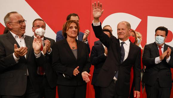 El ministro de Finanzas alemán, el vicecanciller y el candidato socialdemócrata (SPD) a canciller Olaf Scholz saluda después de las estimaciones tras las elecciones generales alemanas. (Foto: Odd ANDERSEN / AFP)