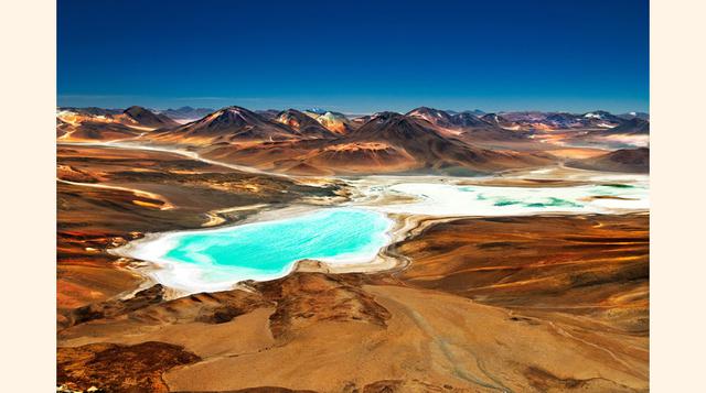 Lagunas Verde y Laguna Blanca (Potosí, Bolivia). Esta laguna verde esmeralda debe su color al alto contenido en minerales de magnesio, carbonato de calcio, plomo y arsénico de sus aguas, mientras que la llamada Laguna Blanca presenta un color blancuzco de