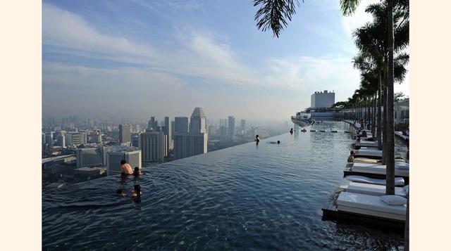 Marina Bay Sands, Singapur. No existe mejor vista de la frenética y cosmopolita ciudad estado asiática que la que nos ofrece la espectacular piscina de más de 150 metros de extensión. (Foto: Forbes)
