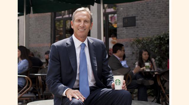 Howard Schultz: El director ejecutivo de Starbucks creció en viviendas públicas en Nueva York. Para pagar sus estudios universitarios trabajó como barman y hasta vendió su sangre. (Foto: Bloomberg)