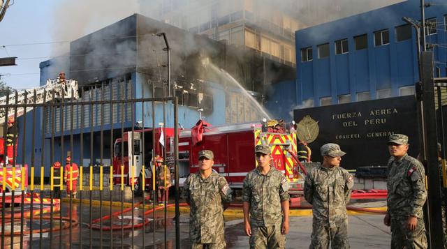El local siniestrado está ubicado en la avenida La Peruanidad, al costado de la sede del Ministerio de Defensa, en el distrito de Jesús María.