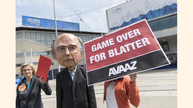 Pero un equipo de la oficina del fiscal general de Suiza realizó un registro en la sede de la FIFA el 25 de septiembre en el que incautaron información de la oficina de Blatter. La fiscalía anunció que comenzaba una investigación criminal contra Blatter p