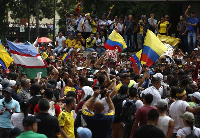 "Después de ver la manifestación de unas 20 mil personas que concurrieron en paz hasta el CAM (Centro Administrativo Municipal), no tengo otra opción que decretar el toque de queda", dijo Armitage a periodistas. (Foto: EFE)