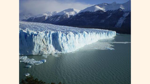 El Calafate, Argentina. Sobre una ubicación imperdible, El Calafate, otrora un pequeño lugar, creció rápidamente para complacer a los visitantes del cercano Parque Nacional Los Glaciares y beneficiarse de ellos. Muchos van para ver las increíbles maravill