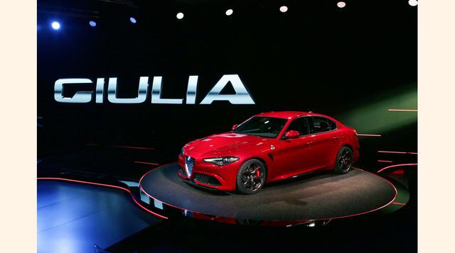 Con motivo de su 105 aniversario Alfa Romeo ha presentado el Giulia Quadrifoglio, una nueva y rediseñada versión de su clásico modelo. (Foto: Motorpasión)