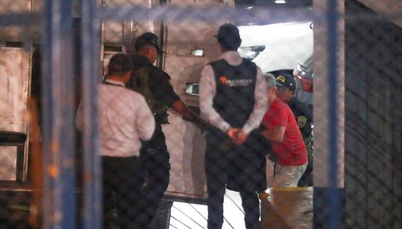César Villanueva (de polo rojo) sube a la ambulancia que lo trasladó al penal Castro Castro. (Foto: Giancarlo Avila / GEC)
