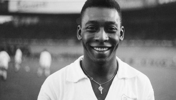 El delantero brasileño Pelé, con la camiseta del Santos, sonríe antes de jugar un partido amistoso de fútbol con su club contra el club francés de "Racing", en Colombes, en las afueras de París. . (Foto por AFP)