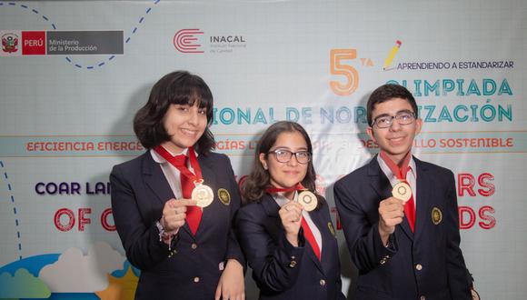 Los ganadores fueron Adriana Salazar Sarria, Gustavo Villanueva Moreno y Ariana Villegas Díaz. (Foto: Inacal)