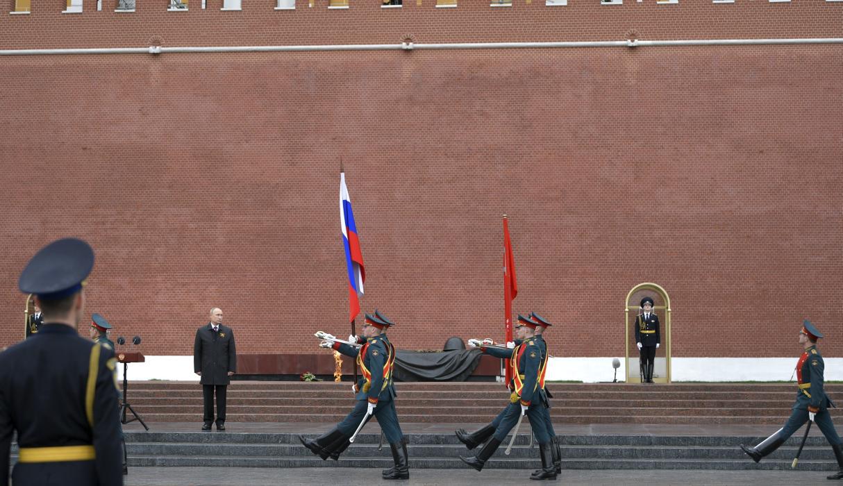 Este sábado, Vladimir Putin conmemoró en Moscú el 75º aniversario de la victoria frente a la Alemania nazi en la Segunda Guerra Mundial y honró a las víctimas y a los veteranos. (Foto: AP)