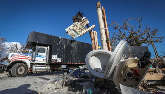 Una grúa retira los escombros que dejó la destrucción del huracán Ian en Fort Myers Beach, Florida, el 7 de noviembre de 2022, la víspera de las elecciones intermedias. (Foto de Giorgio VIERA / AFP)
