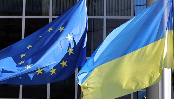 La bandera de Ucrania ondea junto a la de la Unión Europea afuera de la sede del Parlamento Europeo para mostrar su apoyo a Ucrania después de que la nación fuera invadida por Rusia el 24 de febrero. (François WALSCHAERTS / AFP).